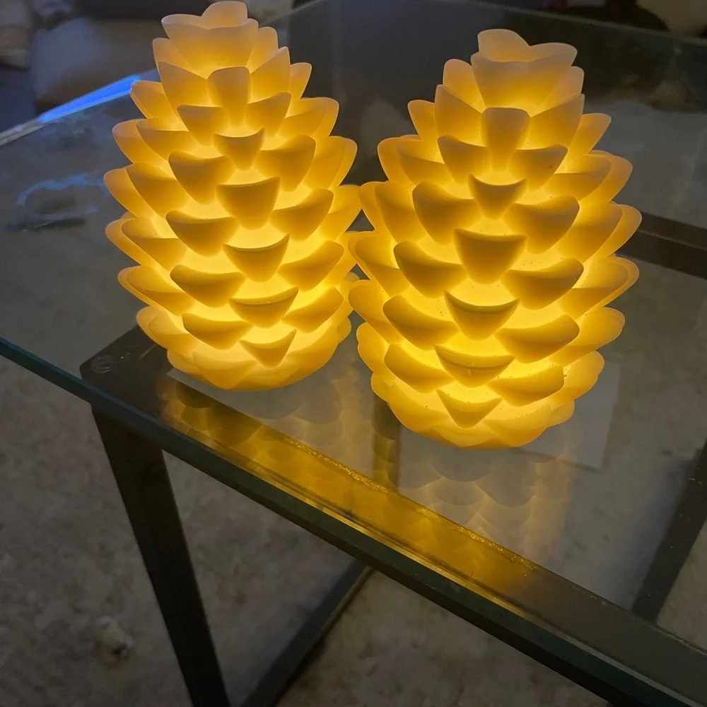 Pair of lighted pine cones - Picture 2 of 3